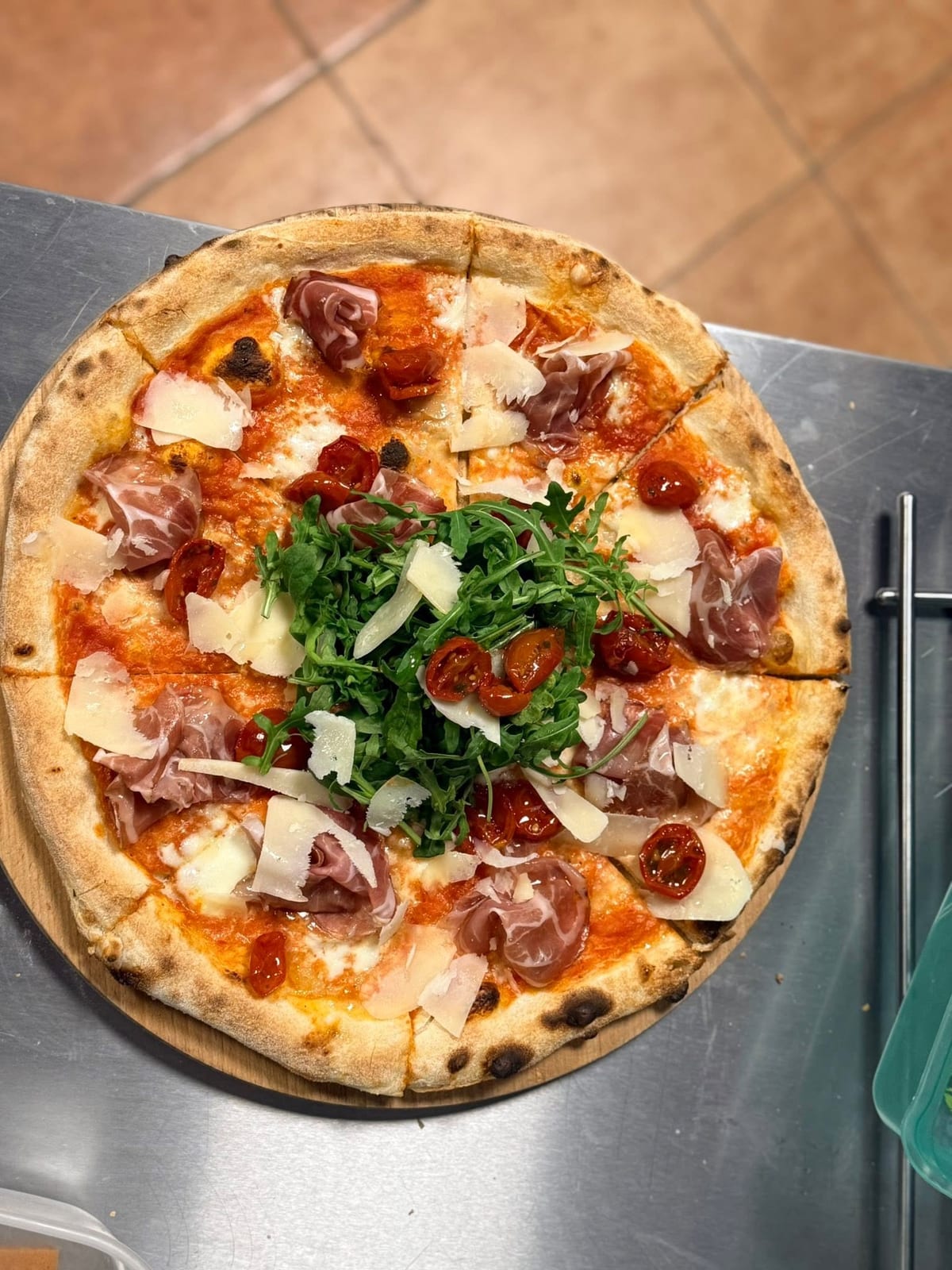 Pizza Parma z prosciutto crudo, rukolą i płatkami grana padano, prosto z pieca