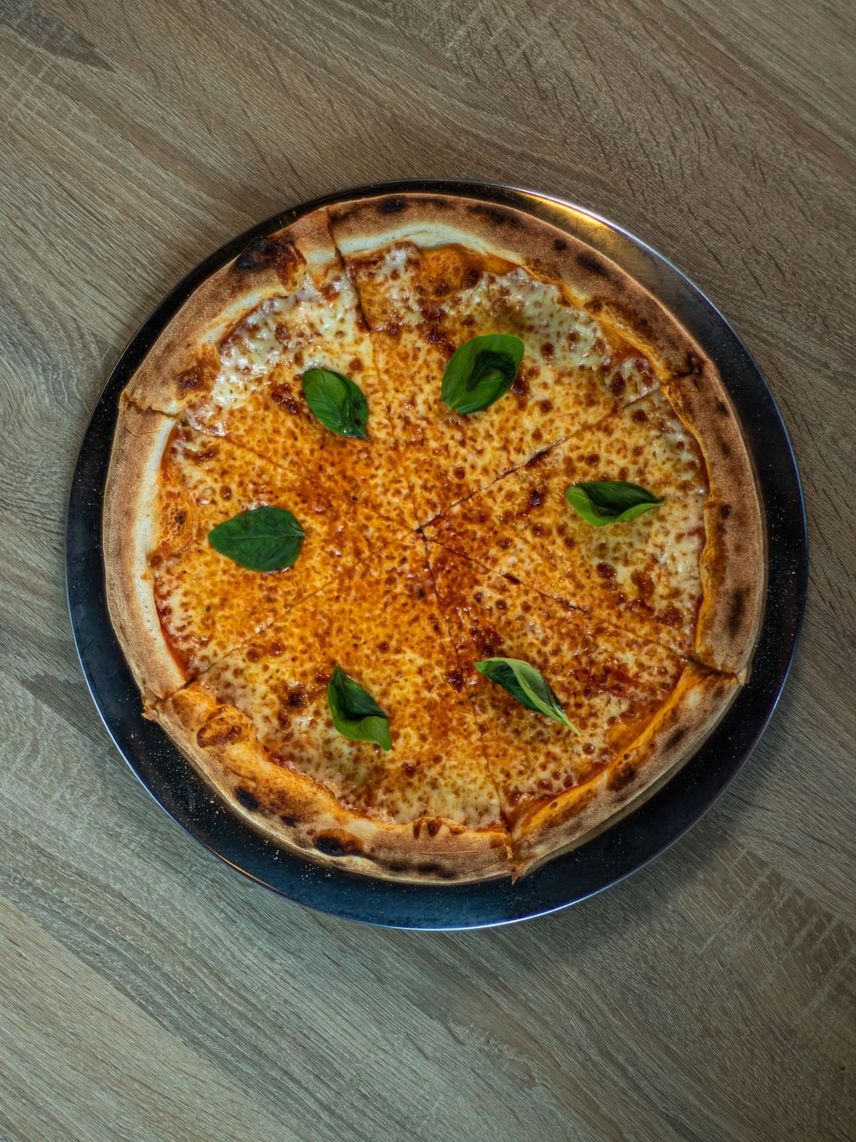 Pizza Margherita: San Marzano, fior di latte, bazylia