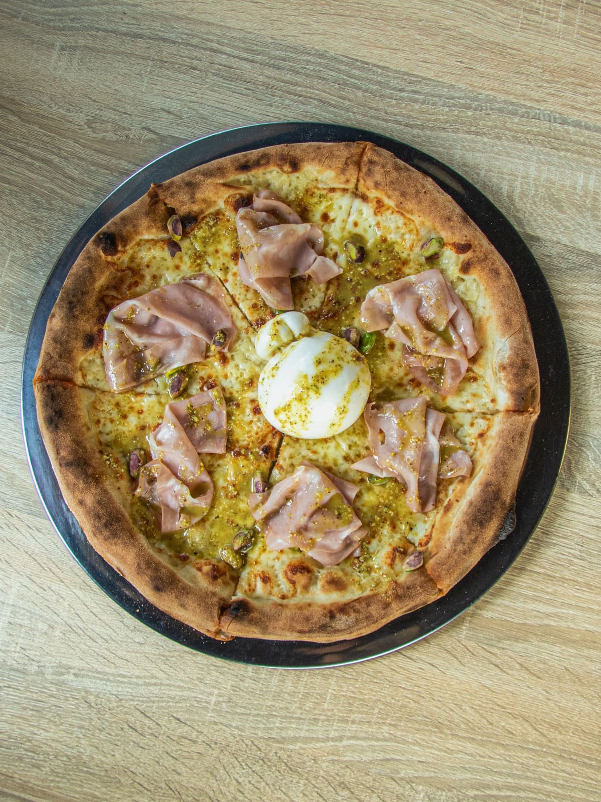Pizza Pistacchiona: fior di latte, provolone, mortadella, pesto pistacjowe, burrata, pistacje